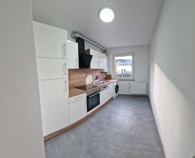 Erstbezug . Neu Renovierte, neu möblierte  3 Zimmer Wohnung, WG geeignet
