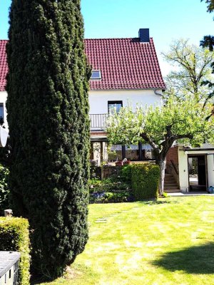 Großzügiges Wohlfühlhaus mit 2 Garagen und schönem Garten