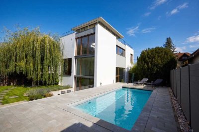 Imposante Bauhausvilla mit Panoramablick, Pool und Sauna