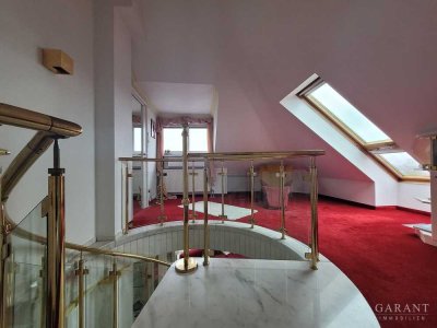 Unikat in den obersten zwei Etagen - hell, großzügig geschnitten und mit hochwertigen Einbaumöbeln !
