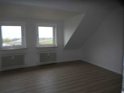 Somborn: komplett neu renovierte 3 Zimmer Wohnung im Dachgeschoss, 2 Etage im 3 Familienhaus