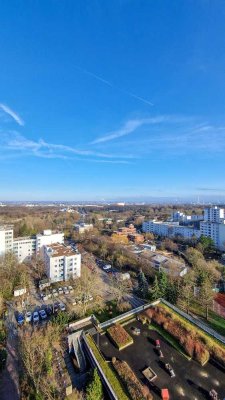 Über den Dächern Kölns: Helle 2-Zimmer-Wohnung mit Panoramablick im 15. Stock + Garage