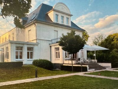 Sonnige & hochwertige Altbau - DG - Whg. in bevorzugter Wohnlage mit Austritt