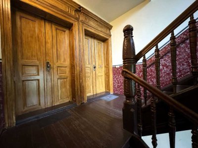 Charmante Altbauwohnung mit Balkon in denkmalgeschütztem Haus