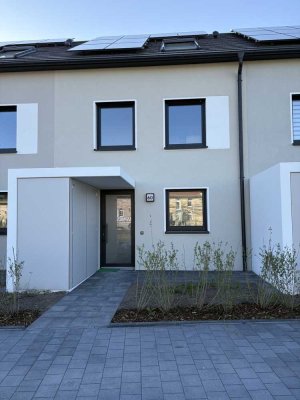 Erstbezug: Helles neugebautes Reihenmittelhaus inkl. Küche mit Terrasse und Garten