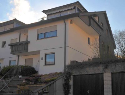 Geräumige, preiswerte 7-Zimmer-Doppelhaushälfte mit gehobener Innenausstattung und EBK in Elchingen