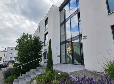 1 Zimmer Erdgeschosswohnung bevorzugte Stadtlage + Tiefgaragenstellplatz. Praxis geeignet