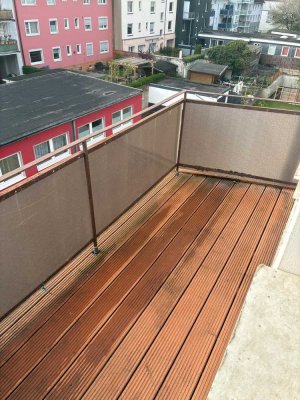 Teilsanierte 3. Zimmer Whg. mit neuen Böden im 3.OG mit Balkon WG geeignet  / zentr. Lage