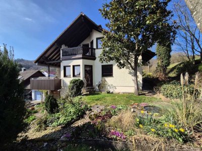 Natur Pur**Solides, lichtdurchflutetes Einfamilienhaus mit ELW**