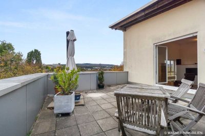 Teilmöblierte Terrassenwohnung mit Fernblick, EBK, Laminat und TG-Platz | WAGNER IMMOBILIEN