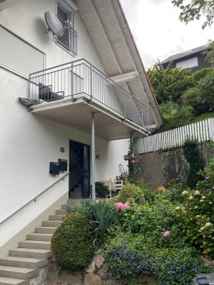 Freundliche und neuwertige 6-Raum-Maisonette-Wohnung mit geh. Innenausstattung mit Balkon und EBK
