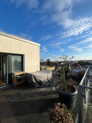 Nahe Decksteiner Weiher, 2-Zi.-Penthouse-Wohnung mit EBK, mega Sonnenterrasse und 2 TG-Stellplätze