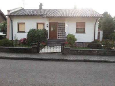 Freistehendes Einfamilienhäuschen mit schönem Garten in Bestlage
