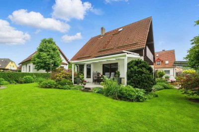 Einfamilienhaus mit hohem Wohnkomfort, stilvoller Garten mit überdachter Terrasse und Gartenhaus