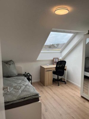 **Möbliertes WG-Zimmer ab sofort frei, Warmmiete inkl. Strom & Internet**