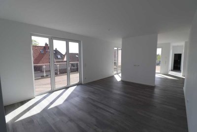Neuwertige und helle Penthouse-Wohnung mit Dachterrasse und Carport