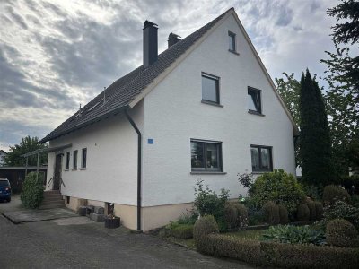 Grünes Wohnglück: Zweifamilienhaus mit großem Garten wartet ab sofort auf Sie