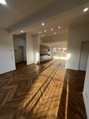 ***ERSTBEZUG NACH NEUBAU*** 3 Zimmer, Balkon und zentrale Lage.
