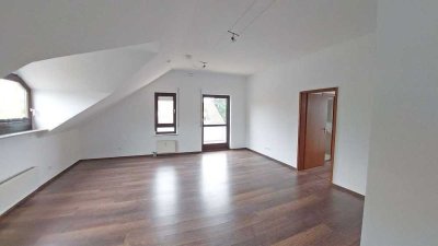 2 Zi.-Dachstudio-Wohnung mit Balkon, EBK und Garage - renoviert - frei!