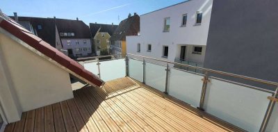 Schöne 2-Zi-Neubauwohnung im Dachgeschoss mit großer Sonnenterrasse, Einbauküche und Tiefgarage