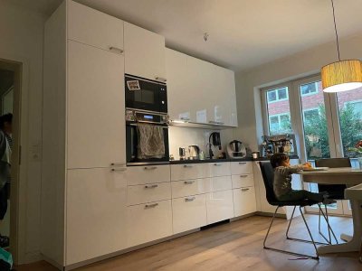 Stilvolle möblierte 2,5-Zimmer-Erdgeschosswohnung mit Balkon und Einbauküche in Hamburg Borgfelde