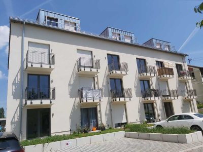 Voll möbliertes WG-Zimmer mit Balkon