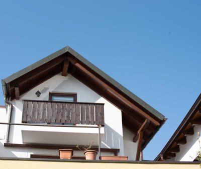 Zentral gelegene 2,5-Raum-DG-Wohnung mit Balkon in Landshut