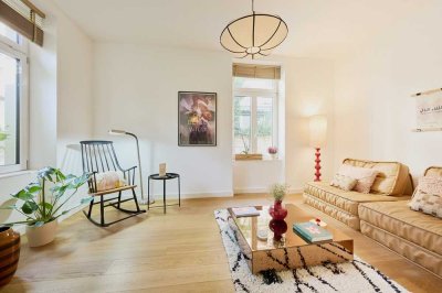 Haus in Haus: Sanierte Altbauwohnung mit großer Terrasse und Garage