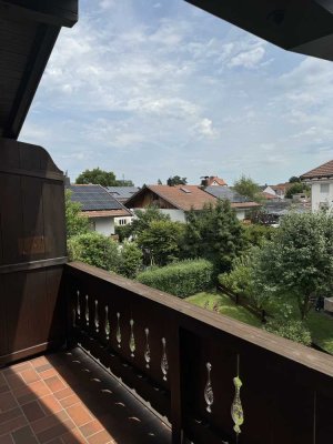 Erstbezug nach Sanierung mit Balkon und Einbauküche: Geschmackvolle 2-Zimmer-DG-Wohnung