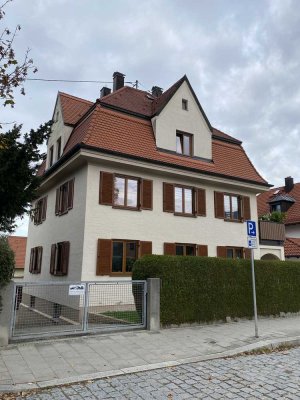 helle 3-Zimmer Wohnung in alter Villa