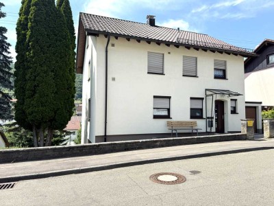 Schön gelegenes Wohnhaus mit zwei Wohneinheiten, Garage und Garten - provisionsfrei