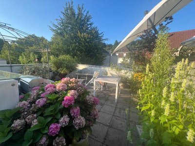 Helle 2-Zimmer-Wohnung mit Balkon und 40qm Dachterrasse, 2 TG-Plätze in ruhiger doch zentraler Lage!