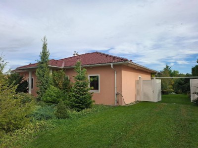 Barrierefreier Bungalow mit Schwimmteich und Garten