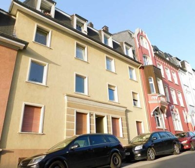 Hübsche 2-Zi.-Whg. mit EBK und Loggia- ab 01.08.2026 frei