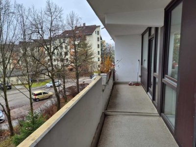 Renovierungsobjekt: 2-Zimmer-Wohnung mit Südbalkon & TG-Einzelstellplatz / neue Fenster & Fassade!
