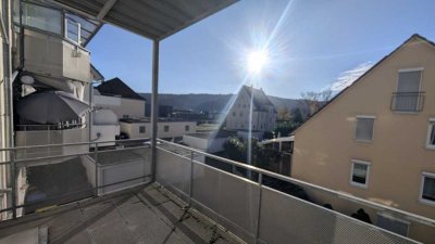Frisch renovierte 3-Zimmer-Wohnung mit Balkon, Garage & zwei Stellplätzen - sofort bezugsfertig