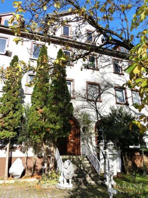 Großzügige 4 Zimmer-Wohnung in denkmalgeschütztem Schlösschen - Wohnen mit Charme!