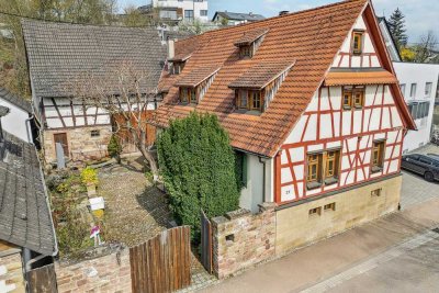 Denkmalgeschütztes Anwesen mit Scheune und malerischen Innenhof