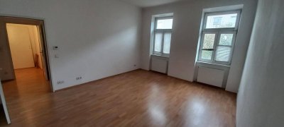 U1/U2 Helle 2,5-Zimmer Altbauwohnung mit Einbauküche, privat keine Makler
