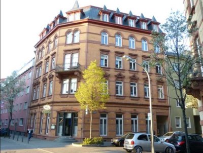 Schöne, zentrale 3-Zimmer-Altbauwohnung mit Balkon und EBK
