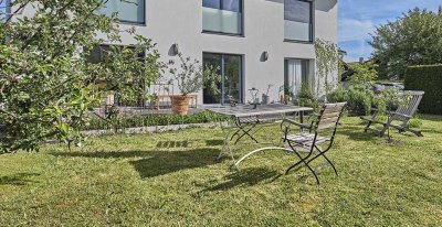 Erdgeschosswohnung mit Sonnenterrasse und herrlichem Grundstück -  Bergblick und Seenähe!