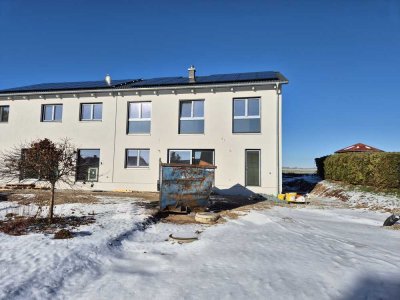 Erstbezug / Neue Doppelhaushälfte mit 4,5 Zimmern in Erlangen-Neuses