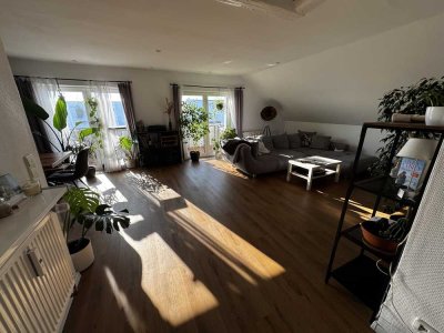 Modern & energieeffizient: Traumhafte Dachgeschosswohnung mit Balkon und Stadtblick