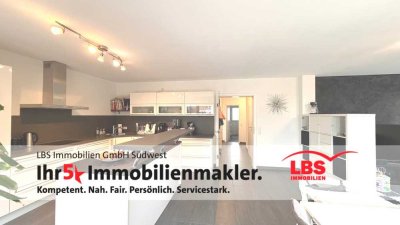 Helle gepflegte Wohnung mit eigenem Garten, Küche und Garagenstellplatz