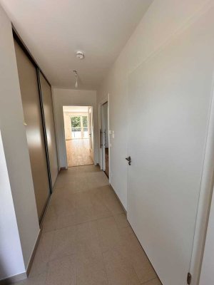 Neuwertige, barrierefreie 2-Zimmer-Wohnung mit Balkon und Einbauküche in Wettstetten