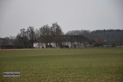 Ehem. Dreiseitenhof mit Nebengebäude