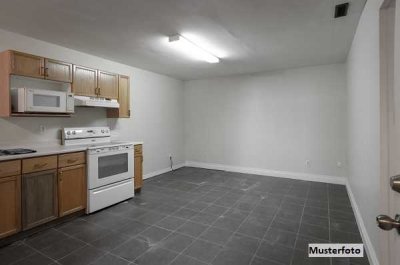 Souterrain-Wohnung, Terrasse, Stellplatz