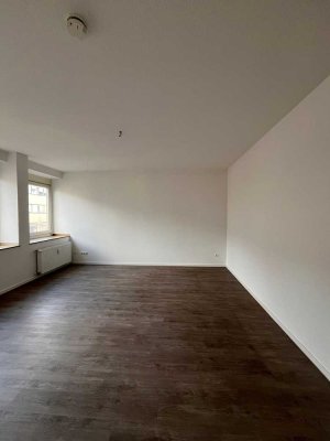helle 1 Zimmer Wohnung mit separater Küche, Abstellkammer und Aufzug