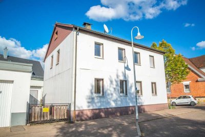 Kleines Haus mit Garten und Garage mit viel Potential, stark renovierungsbedürftig!