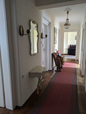 Altbau-Perle mit Balkon in zentraler Lage